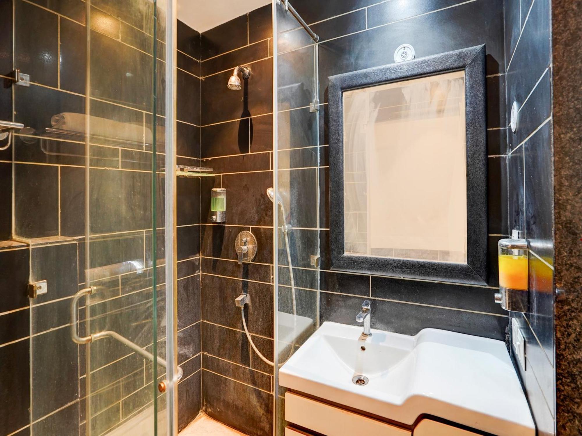 Super Townhouse Pitampura West Enclave Hotell Delhi  Eksteriør bilde