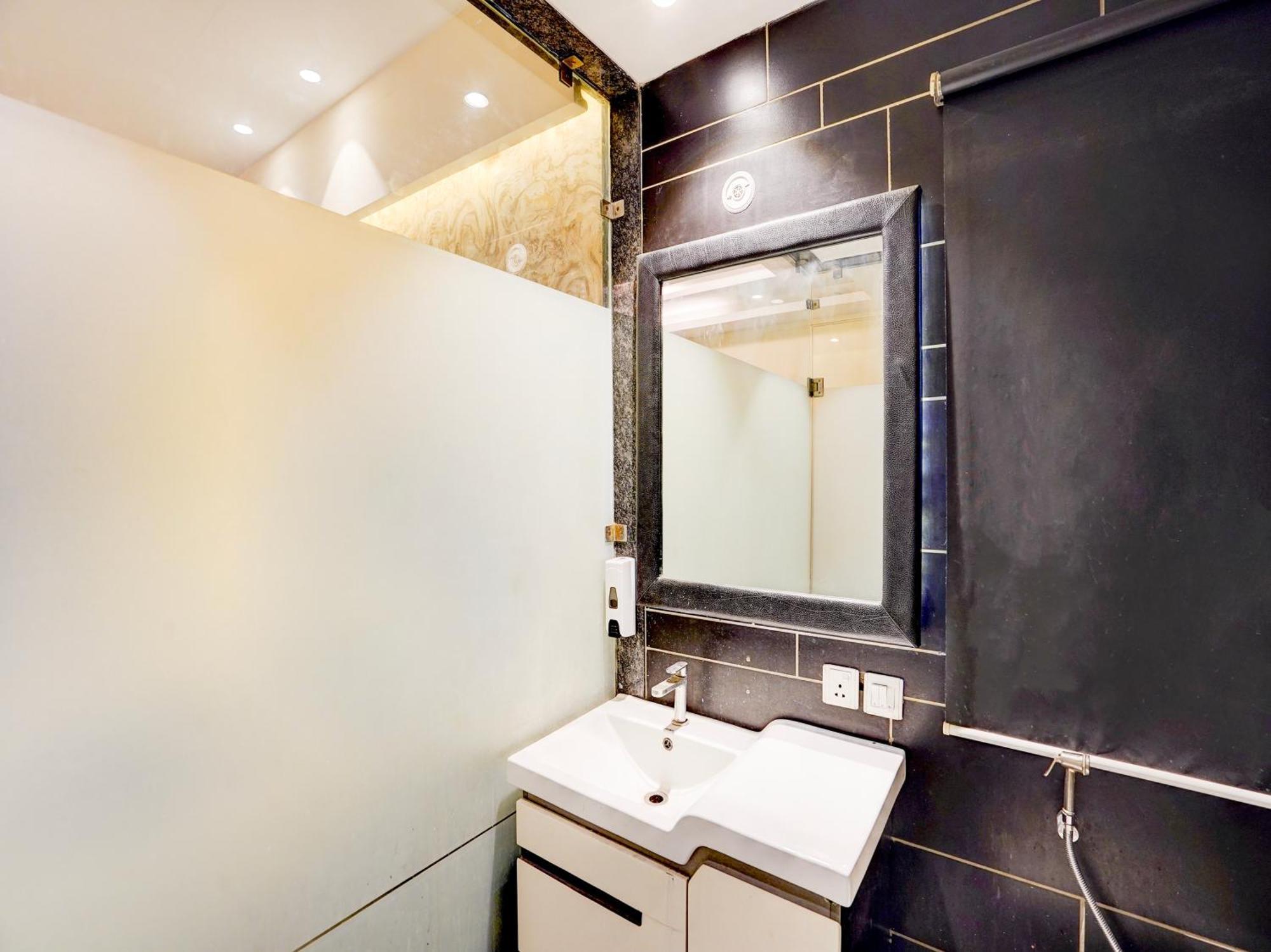 Super Townhouse Pitampura West Enclave Hotell Delhi  Eksteriør bilde