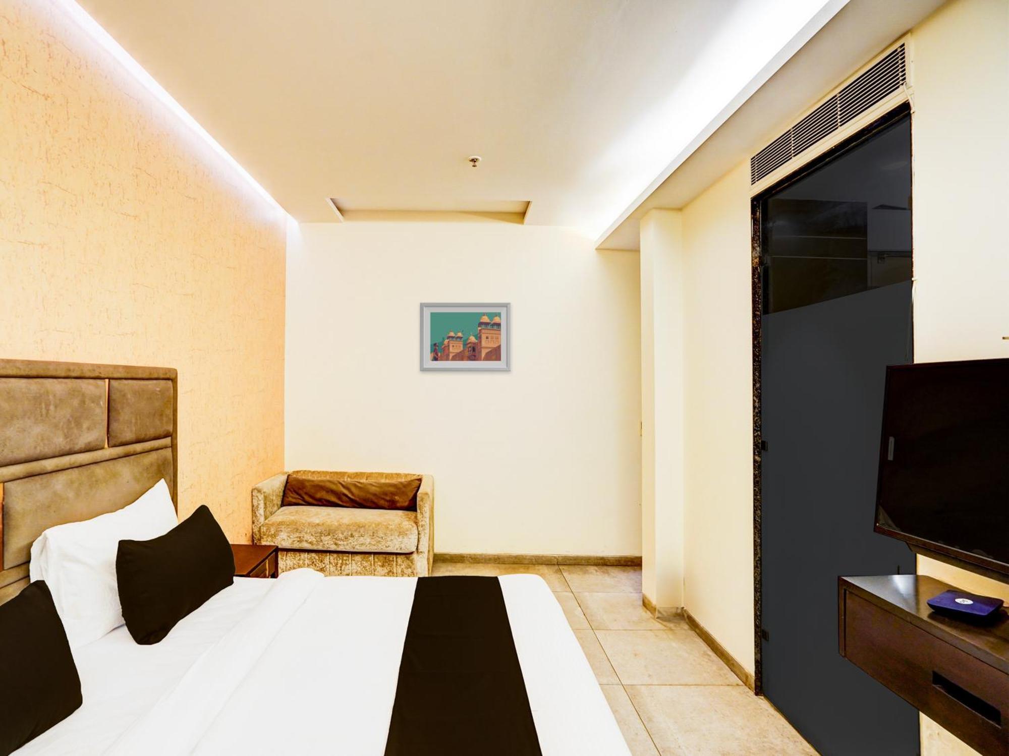 Super Townhouse Pitampura West Enclave Hotell Delhi  Eksteriør bilde